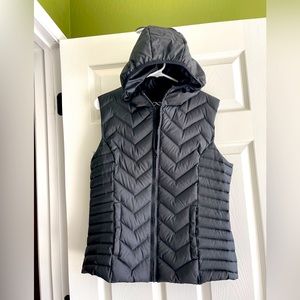 Women’s puffer vest with hood, size L